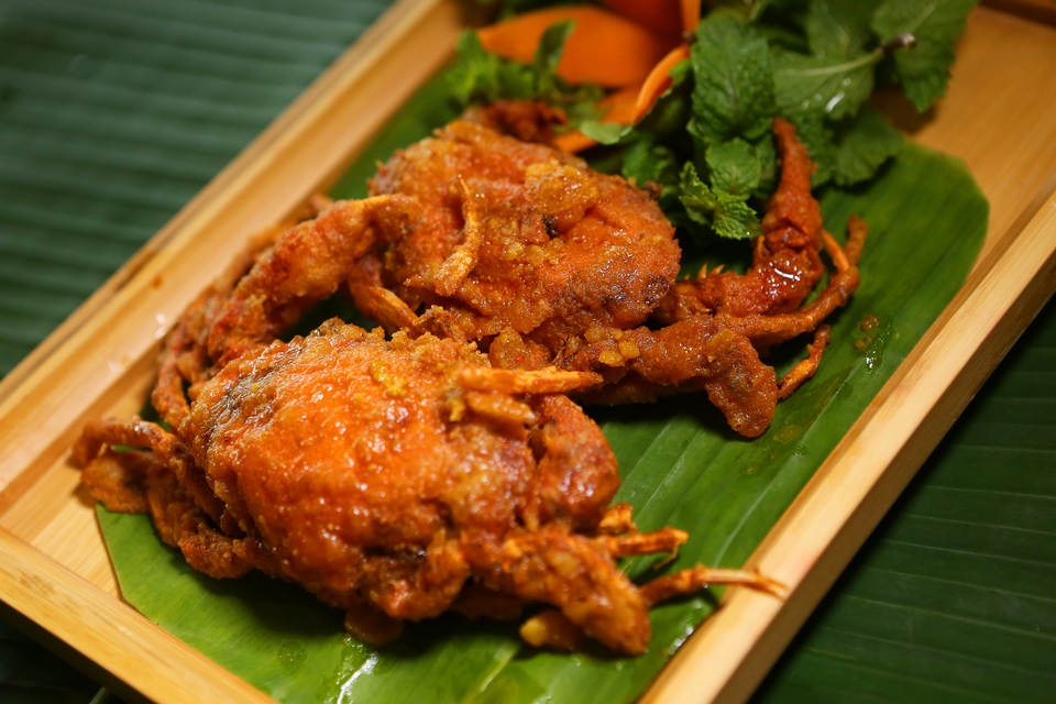 Cua lột trứng muối: đúng với nhiều người nói ăn hải sản không bao giờ ngán, món cua lột trứng muối cũng không ngoại lệ. Vị béo mặn của trứng muối làm món cua lột trở nên hấp dẫn hơn và ngược lai, giống như tình yêu đẹp phải được vun đắp từ cả hai phía, đừng để một nửa của mình chờ đợi bất cứ điều gì quá lâu.