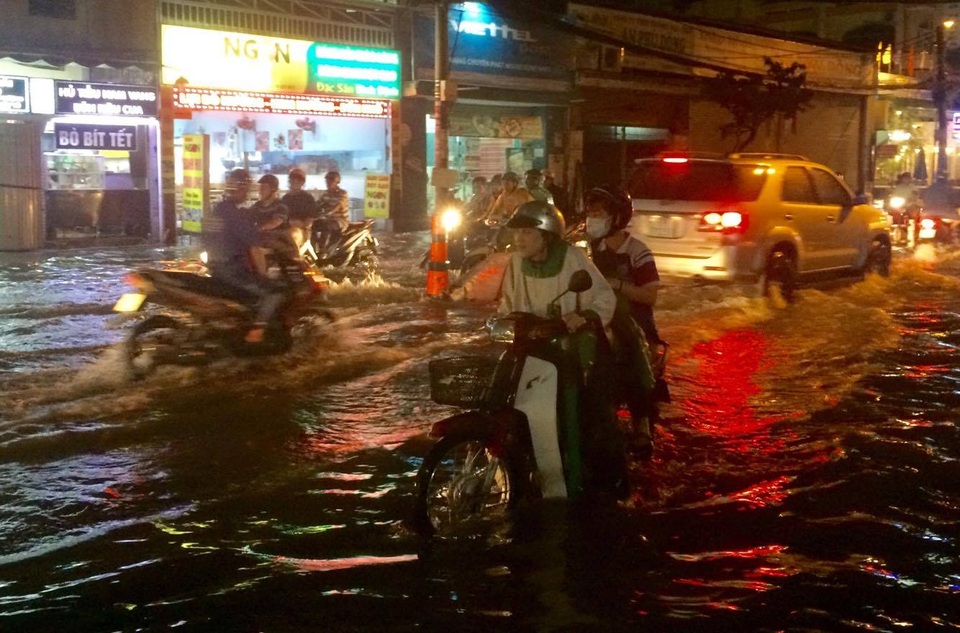 Nhiều tuyến đường ở các quận huyện bị ngập sâu sau trận mưa chiều 12/10