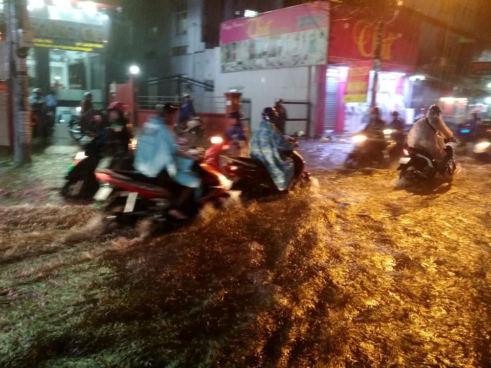 Mưa trút nước gần 1 giờ, cửa ngõ sân bay ngập nửa bánh xe - 11