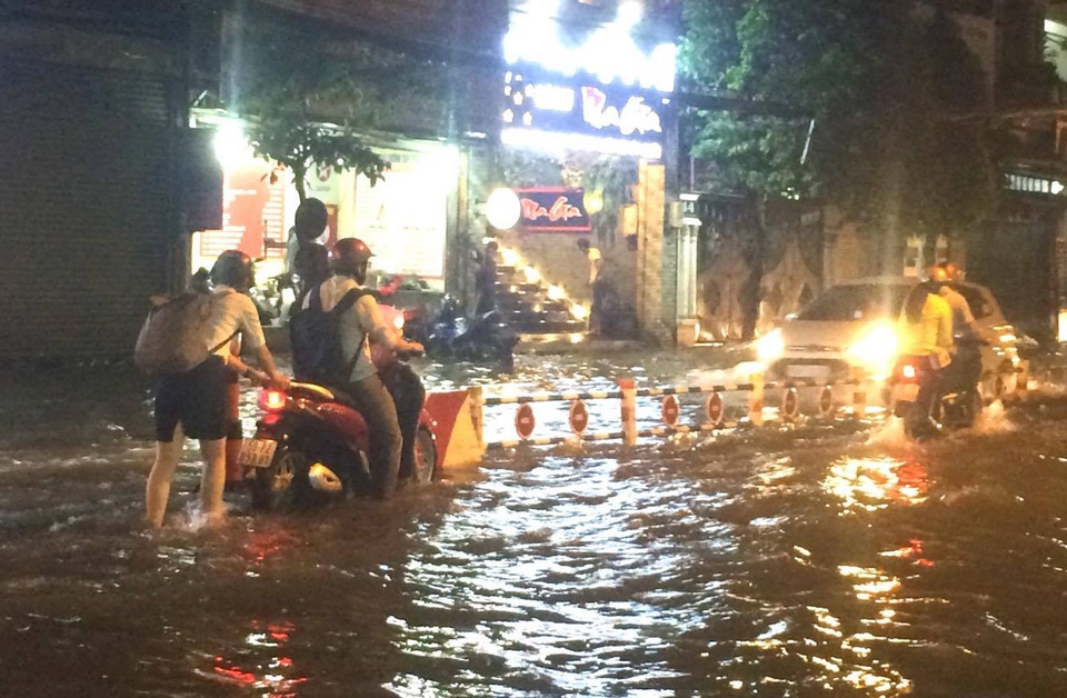 Mưa trút nước gần 1 giờ, cửa ngõ sân bay ngập nửa bánh xe - 10