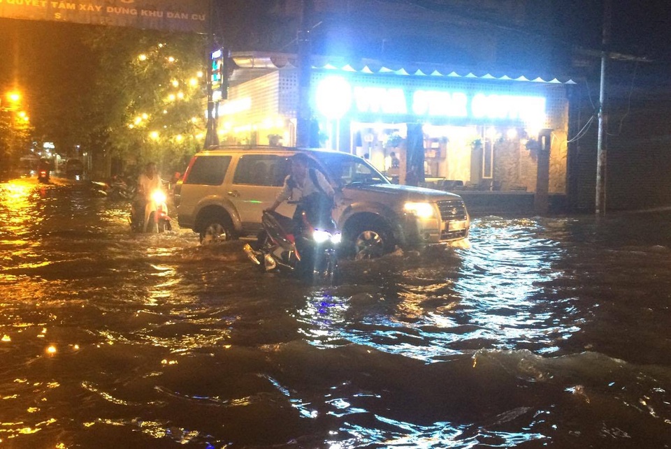 Mưa trút nước gần 1 giờ, cửa ngõ sân bay ngập nửa bánh xe - 9