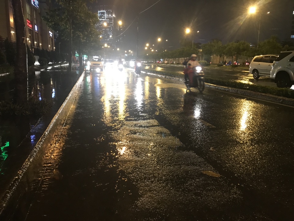 Đường Nguyễn Hữu Cảnh khô ráo sau trận mưa lớn