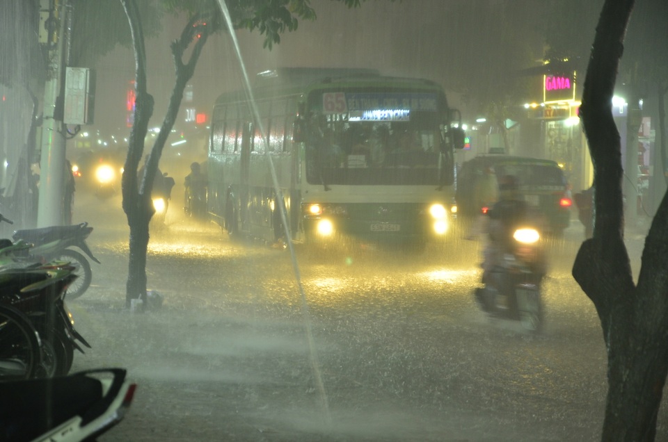 Cơn mưa xối xả chiều tối 12/10