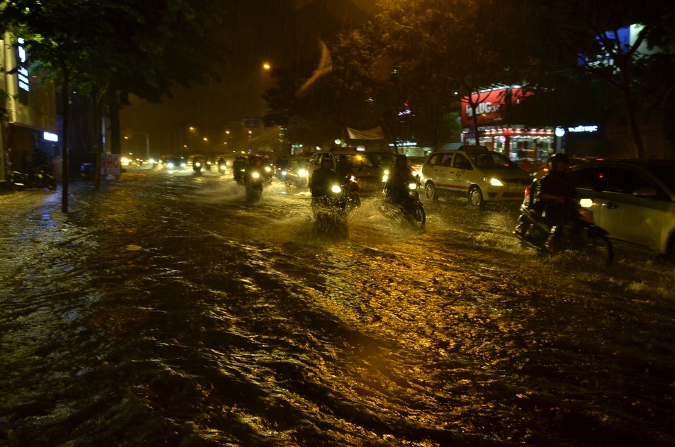 Cửa ngõ sân bay Tân Sơn Nhất ngập cả 2 hướng