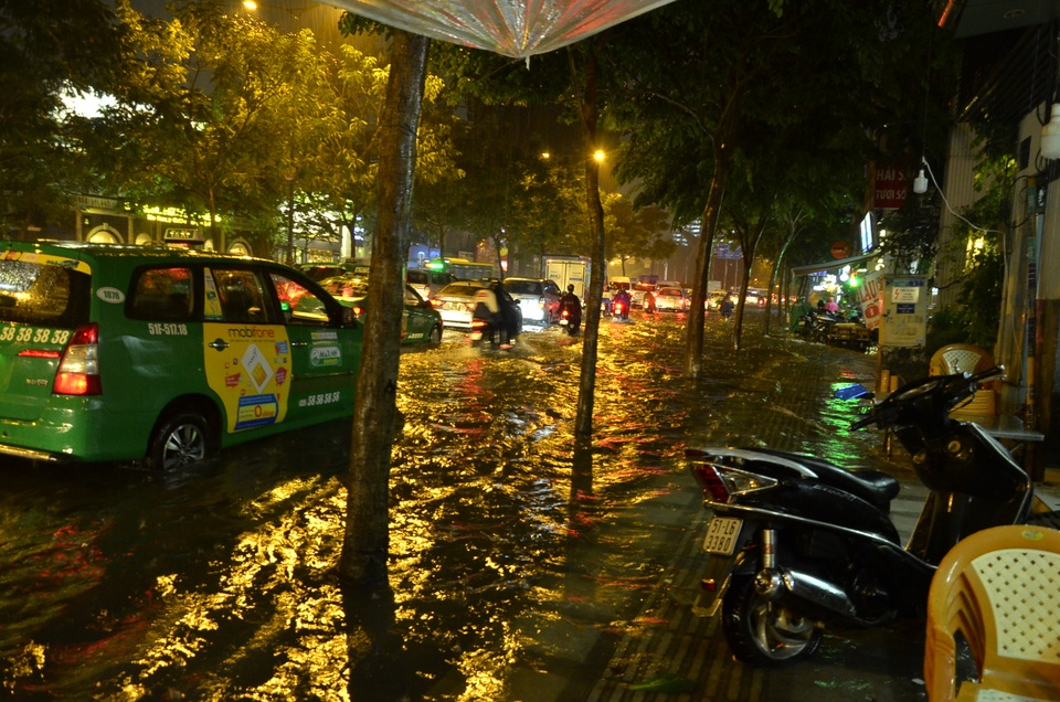 Mưa trút nước gần 1 giờ, cửa ngõ sân bay ngập nửa bánh xe - 3