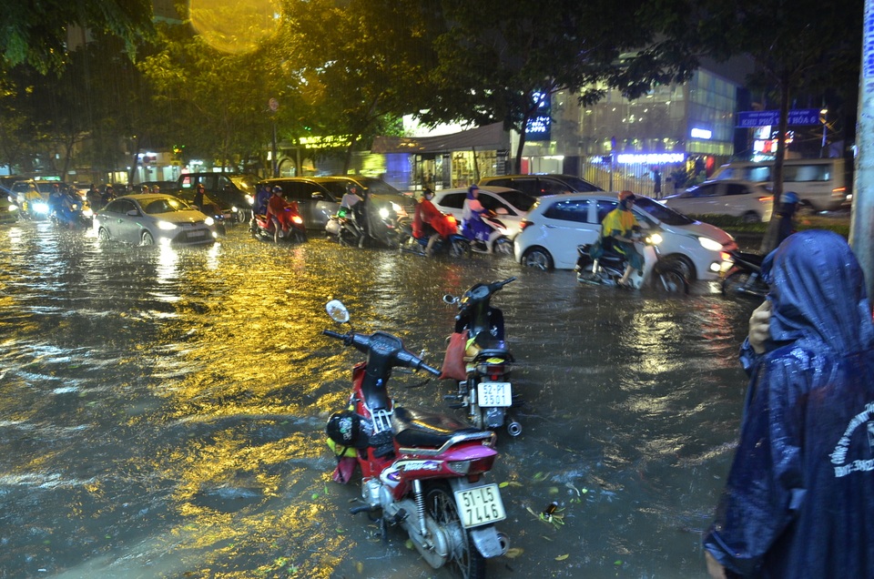 Người dân bỏ xe vì đường ngập sâu, mưa lớn