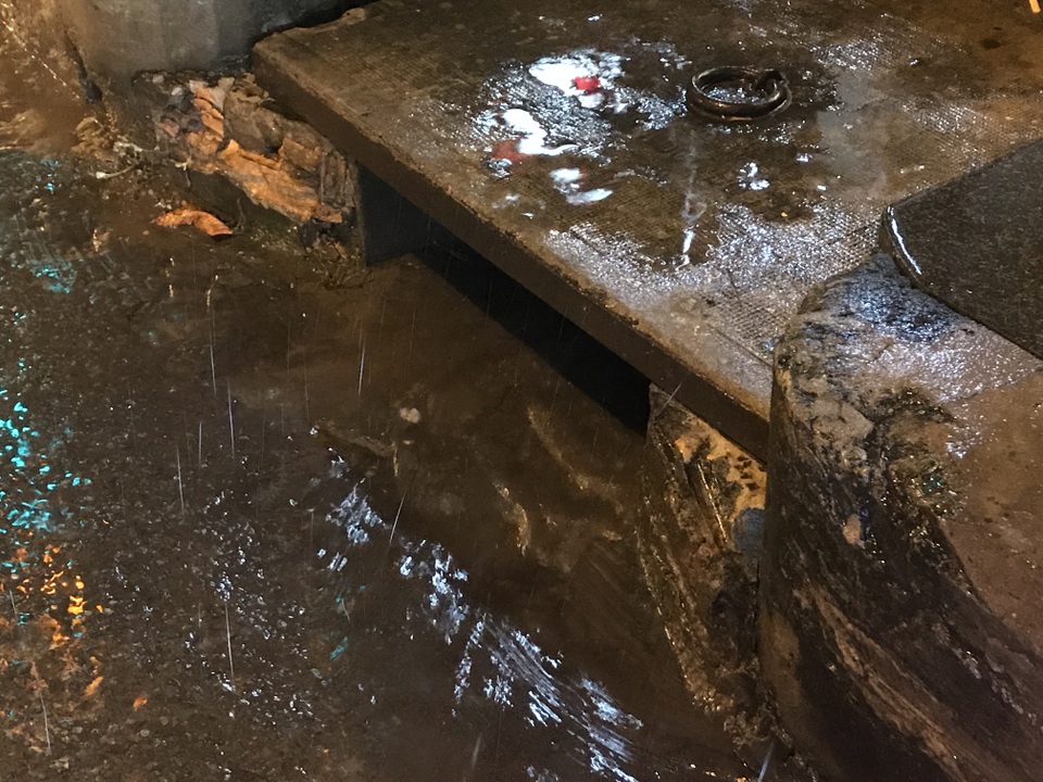 Nước chảy mạnh vào cống khi hệ thống bơm được vận hành ở đường Nguyễn Hữu Cảnh