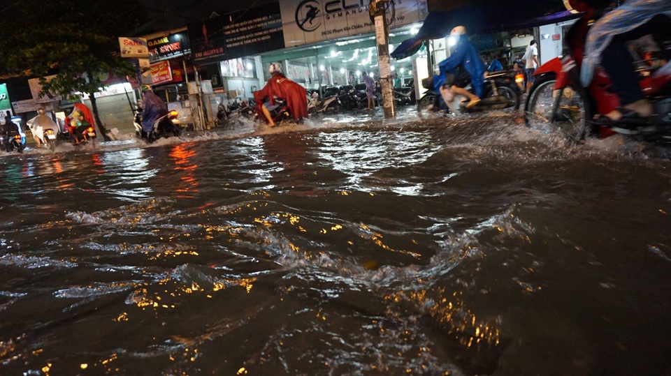 Mưa trút nước gần 1 giờ, cửa ngõ sân bay ngập nửa bánh xe - 8