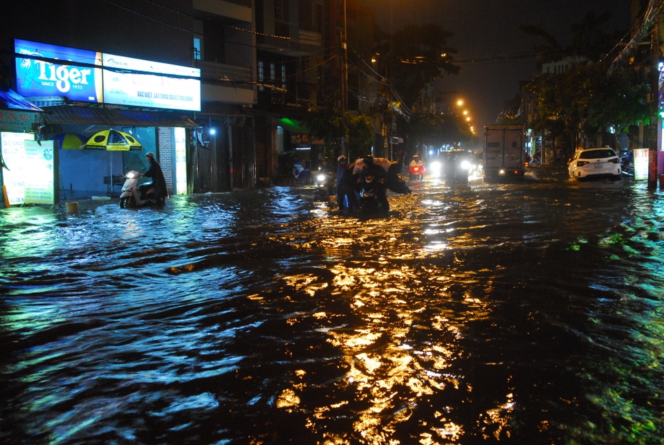 Mưa trút nước gần 1 giờ, cửa ngõ sân bay ngập nửa bánh xe - 7