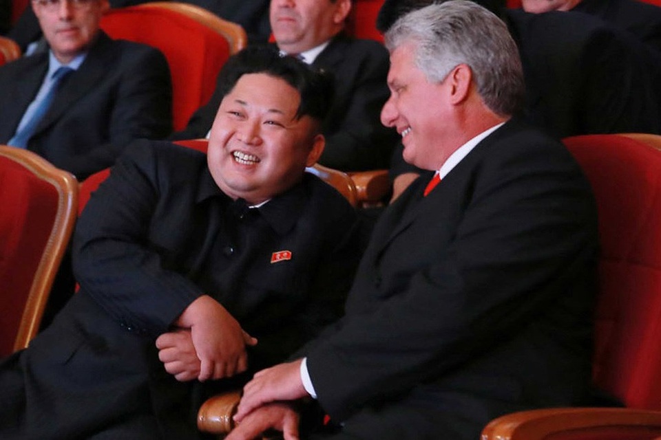 Triều Tiên thắt chặt quan hệ với Cuba giữa vòng vây cấm vận - 1 Nhà lãnh đạo Triều Tiên Kim Jong-un đón tiếp Phó chủ tịch thứ nhất Cuba Miguel Diaz-Canel tại Bình Nhưỡng hồi tháng 9/2015 (Ảnh: Reuters)