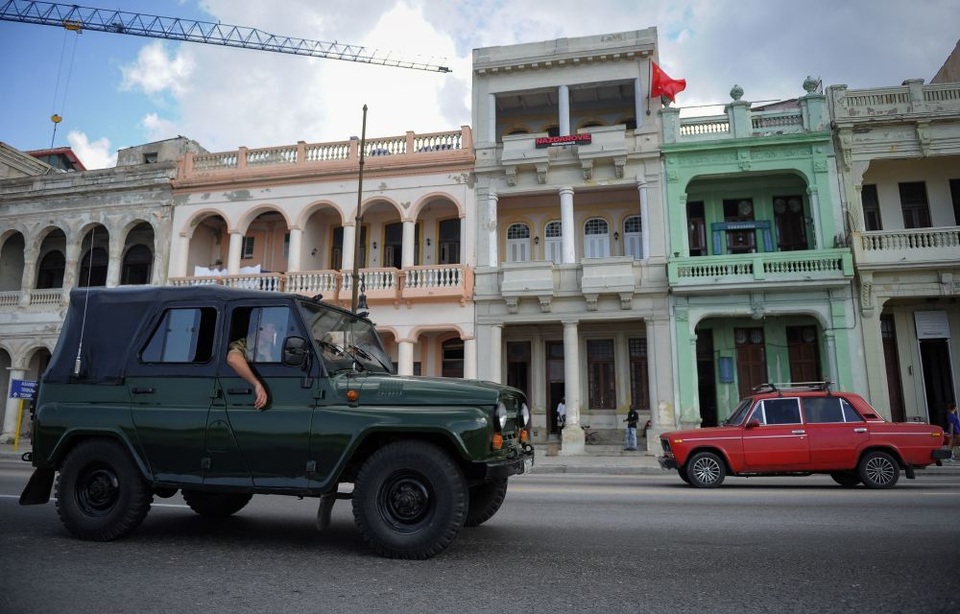 Di sản Liên Xô trong lòng Cuba - 2 Cuba và Liên Xô thiết lập quan hệ ngoại giao từ năm 1959. Kể từ đó, Havana và Moscow thường xuyên duy trì mối quan hệ gần gũi. Sau khi chế độ xã hội chủ nghĩa ở Liên Xô sụp đổ năm 1991, Cuba là một trong số ít các quốc gia vẫn đi theo con đường này. Trong ảnh: Các xe ô tô xuất xứ từ Liên Xô chạy trên đường phố Havana.