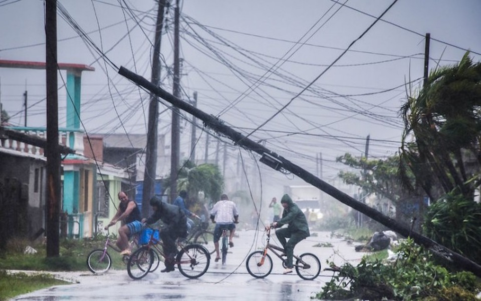 Cuba ngập trong biển nước sau siêu bão “quái vật” Irma - 5 Khi bão Irma đổ bộ, các binh sĩ Cuba đã tới các khu vực ven biển để đưa người dân sơ tán tới các tòa nhà chính phủ hoặc các trường học. Thậm chí cả các hang động cũng được sử dụng làm nơi trú ẩn tạm thời cho người dân. Trong ảnh: Cây cột điện đổ nghiêng do gió mạnh tại Caibarien, tỉnh Villa Clara, phía đông Havana ngày 9/9. (Ảnh: AFP)