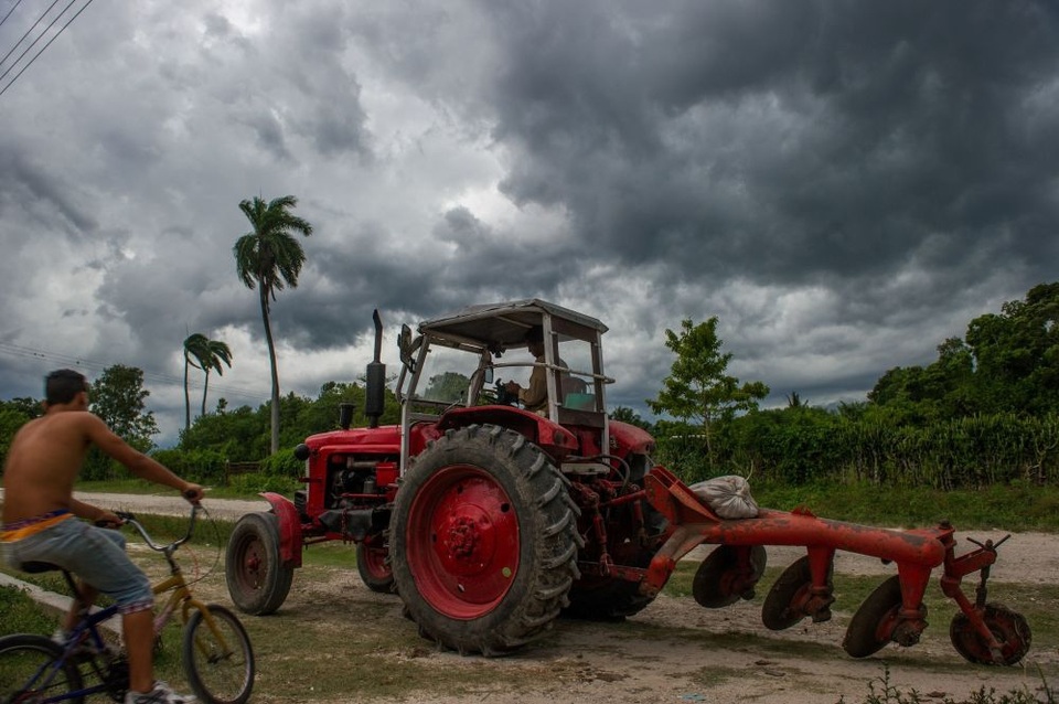 Di sản Liên Xô trong lòng Cuba - 5 Máy cày do Liên Xô sản xuất vẫn hoạt động tại vùng ngoại ô của Havana.