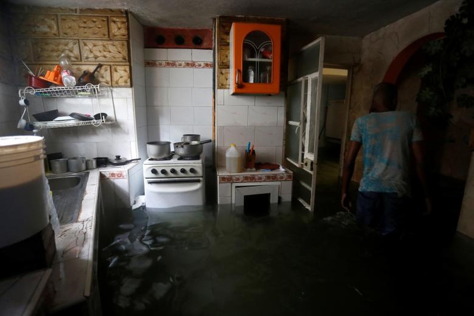 Cuba ngập trong biển nước sau siêu bão “quái vật” Irma - 7 “Tôi đã mất tất cả mọi thứ. Tôi chưa bao giờ thấy thảm họa nào như vậy”, Elena Villar, một người dân Cuba, cho biết. Villar và mẹ đã phải ngủ cả đêm ở sảnh của một tòa nhà vì nhà của cô bị nước ngập cao tới 2 m. Trong ảnh: Gian bếp của một căn nhà ở Havana sau khi siêu bão Irma đi qua. (Ảnh: Reuters)