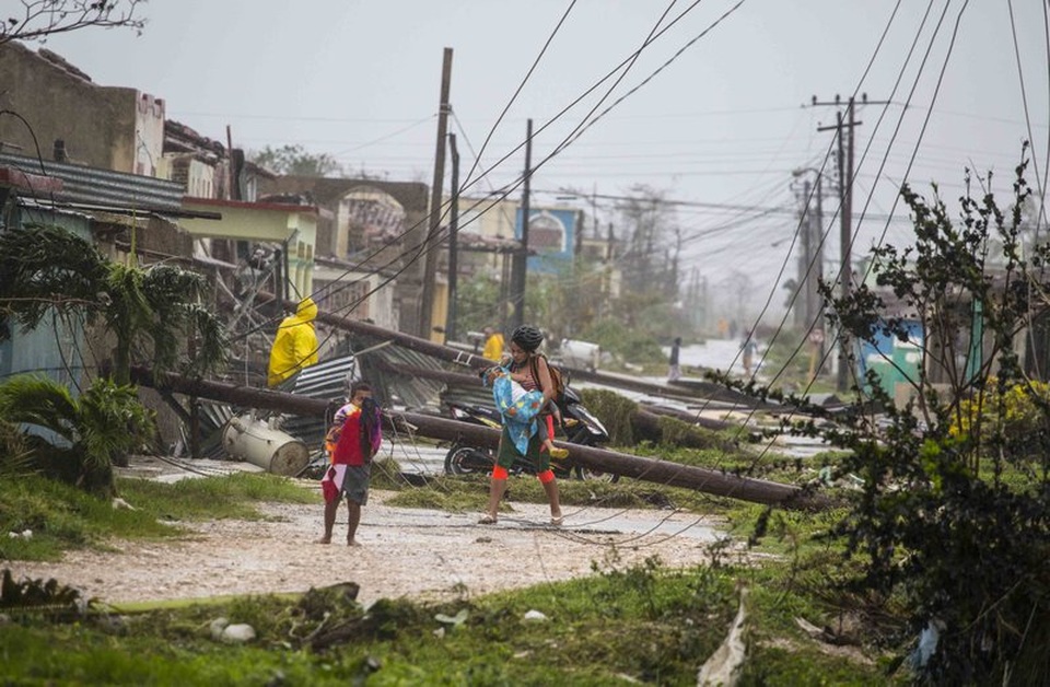 Cuba ngập trong biển nước sau siêu bão “quái vật” Irma - 8 “Tôi cảm thấy rất sợ hãi. Đây là cơn bão khủng khiếp nhất mà tôi từng biết. Nước biển không ngừng dâng lên. Cây cối ngả nghiêng. Mái nhà bằng kim loại bay tứ tung”, Hecto Pulpito, 33 tuổi, ở Varadero - một trong những điểm du lịch nổi tiếng của Cuba cho biết. (Ảnh: AP)