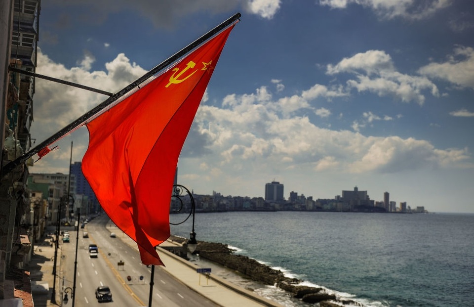 Di sản Liên Xô trong lòng Cuba - 8 Cờ Liên Xô trên phố Havana.