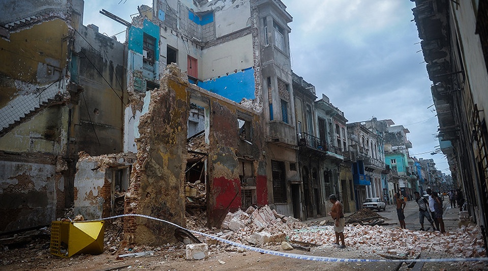 Cuba ngập trong biển nước sau siêu bão “quái vật” Irma - 9 Sau khi càn quét Cuba, siêu bão Irma tiếp tục đổ bộ vào bang Florida của Mỹ hôm 10/9 và bắt đầu tàn phá bang này. Trước đó, Mỹ đã phải hứng chịu cơn bão Harvey mạnh nhất trong hơn 50 năm đổ bộ vào bang Texas hồi cuối tháng 8. Trong ảnh: Những căn nhà đổ nát sau bão Irma tại Havana. (Ảnh: AFP)