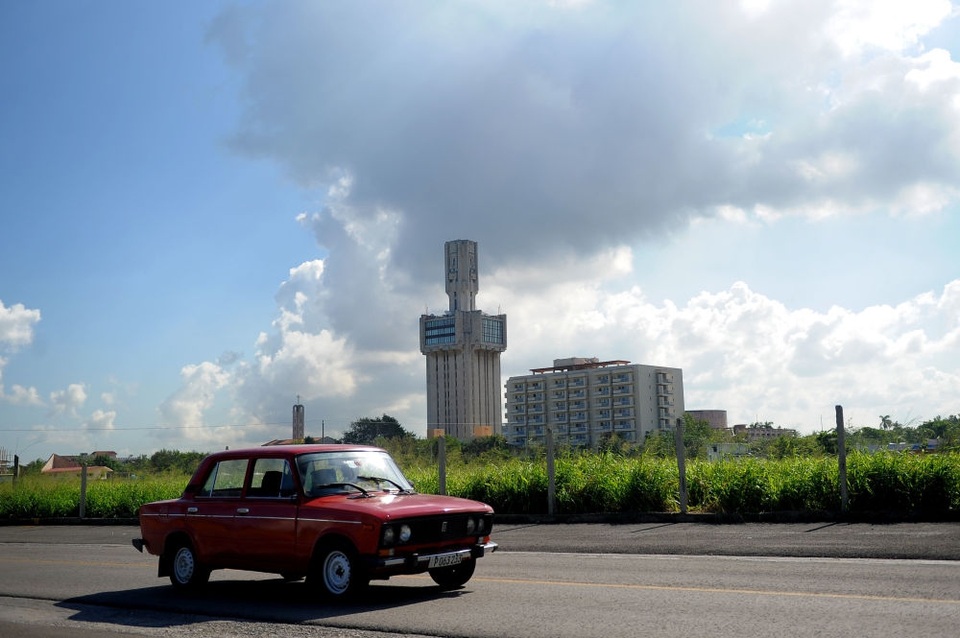 Di sản Liên Xô trong lòng Cuba - 11 Xe ô tô từ thời Liên Xô chạy qua đại sứ quán Nga tại Havana.