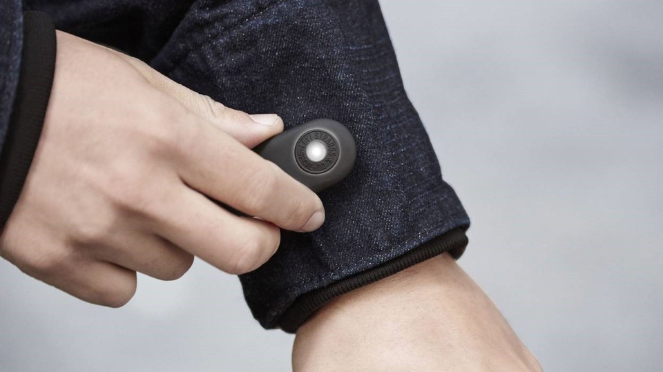 Áo khoác kết nối bằng bluetooth với điện thoại thông minh - 1 Áo khoác kết nối bằng bluetooth với điện thoại thông minh - 1