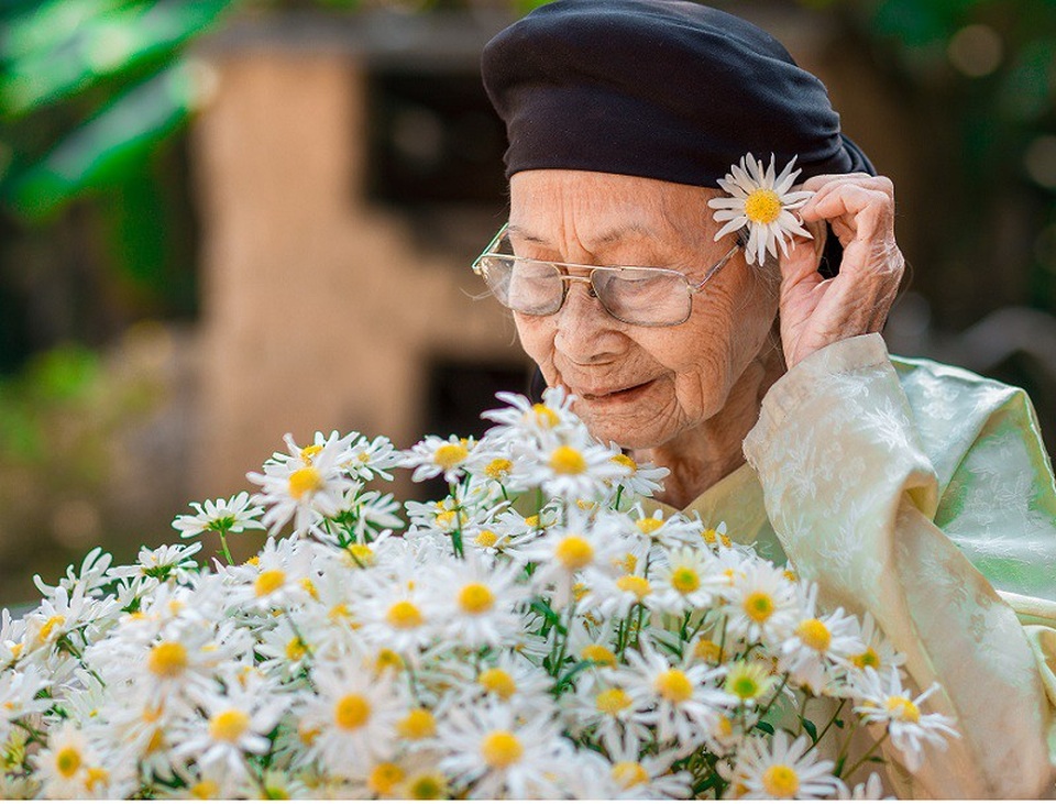 Xúc động bộ ảnh bà ngoại 99 tuổi bên cúc họa mi - 7 Xúc động bộ ảnh bà ngoại 99 tuổi bên cúc họa mi - 7