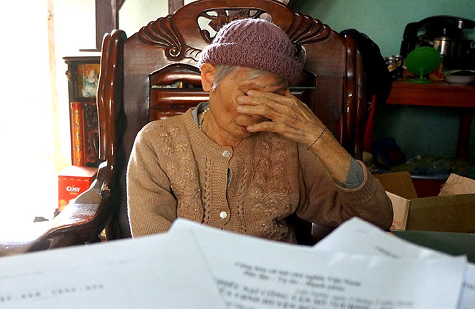 Vụ áp thuế oan 5,7 tỷ: Còn “quan hành dân” lặng lẽ thoát trách nhiệm? - 11 Ngay trong ngày đầu tiên vừa được điều chuyển công tác từ thị trấn Liên Nghĩa lên làm Phó Chủ tịch UBND huyện Đức Trọng, ông Lê Công Tuấn được giao ngay việc giải quyết khiếu nại của bà Đàm Thị Lích. Thời điểm đó Báo Dân trí đã có hơn 20 bài báo phán ánh vụ việc này.