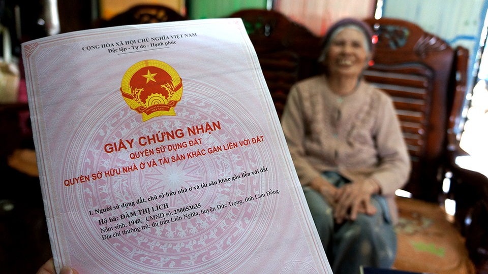 Vụ áp thuế oan 5,7 tỷ: Còn “quan hành dân” lặng lẽ thoát trách nhiệm? - 12 Hơn 1 năm Báo Dân trí vào cuộc với hơn 70 kì báo điều tra, cùng với sự chỉ đạo của Thủ tướng Chính Phủ Nguyễn Xuân Phúc, Bộ trưởng Bộ TN&MT Trần Hồng Hà đã làm sáng tỏ vụ áp thuế oan 5,7 tỷ đồng và cụ Lích đã nhận được sổ đỏ cho mảnh đất gần 600m2 của gia đình ở mức thuế 0 đồng.