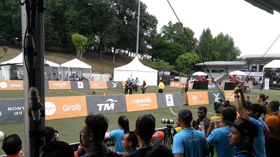 
Các cung thủ nữ chờ đợi thi chung kết cung ba dây đồng đội nữ
