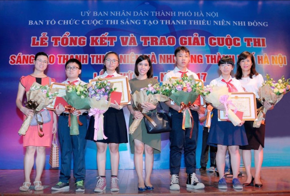 Nhóm học sinh Hà Nội chế tạo mô hình tai người phục vụ môn Sinh học - 3 Các cô giáo trường THCS Trưng Vương (Hà Nội) chung vui cùng nhóm học sinh đoạt giải đặc biệt.