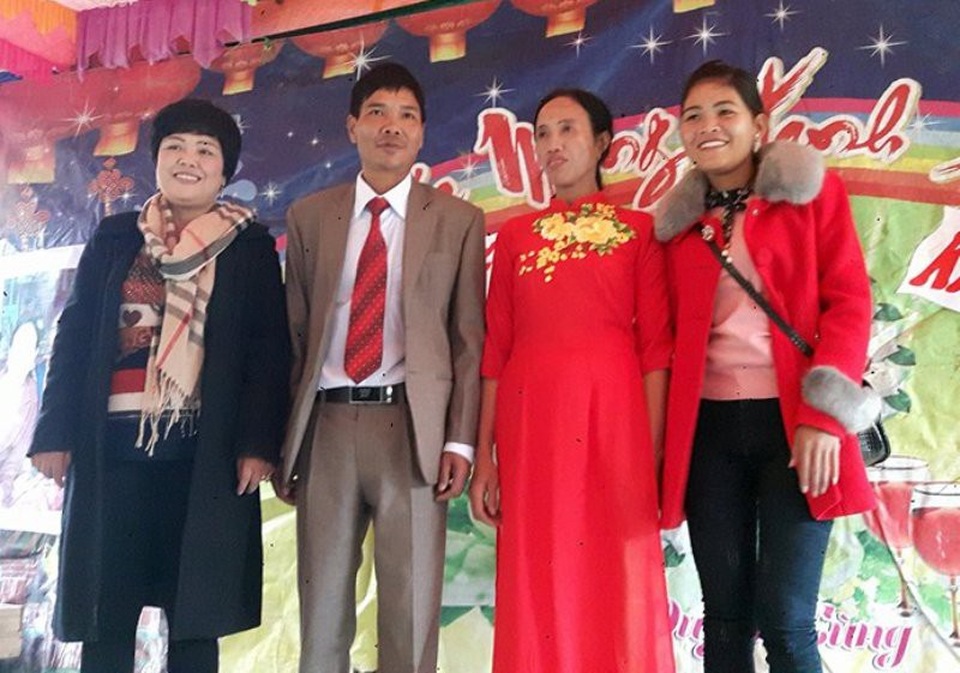 Thêm một đám cưới đặc biệt trên bản Rào Tre - 1 
Chú rể Hồ Sỹ và cô dâu Thành Vinh (giữa) hạnh phúc trong ngày cưới