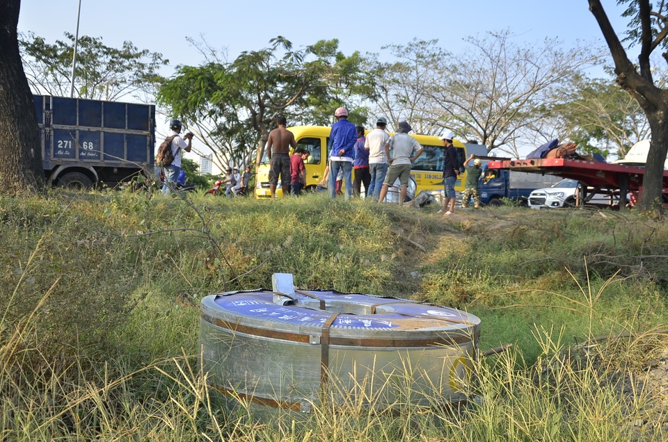 Cuộn thép lăn xuống mép đường