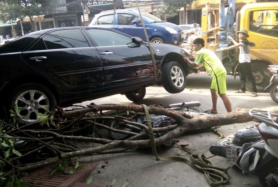 Ô tô “hạ” cây xanh, cán nhiều xe máy, cuốn thiếu nữ vào gầm - 7