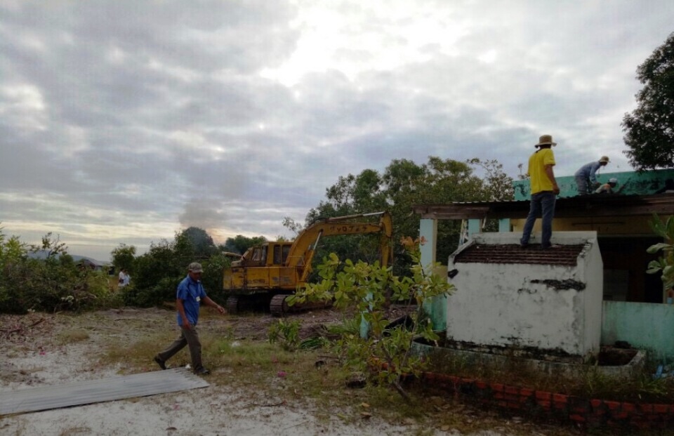 Kiên Giang: 18 hộ dân ở Phú Quốc bất ngờ bị giải tỏa "trắng"! - 6 Trong quyết định cưỡng chế của Chủ tịch UBND huyện Phú Quốc, hạn tối đa là vào ngày 30/12 nhưng ngày 23/12 lực lượng cưỡng chế đã đến đập phá nhà dân