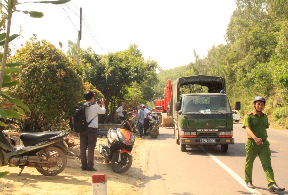 Mạnh tay tháo dỡ nhiều nhà lấn, chiếm trái phép trên quốc lộ 1D - 1 Ngành chức năng TP Quy Nhơn (Bình Định) kiên quyết cưỡng chế, tháo dỡ những nhà xây dựng trái phép trên QL 1D