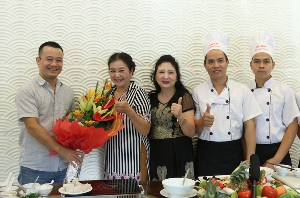 Cách chế biến món cuống tim bò xào cần tỏi đơn giản nhưng cực hấp dẫn - 3
Cảm ơn NSƯT Thanh Loan và nhà hàng Đại Hải 25 Tông Đản đã giúp chúng tôi hoàn thành nội dung này.