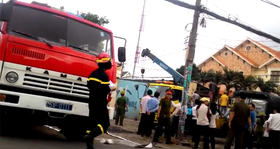 Vụ thi hành án kiểu "kì lạ": UBND TP chỉ đạo kiểm tra, rà soát hồ sơ trước khi cưỡng chế! - 6 Bỏ qua hàng loạt chỉ đạo, sáng 8/6, Cục THADS TPHCM tiến hành cưỡng chế thi hành án dân sự có huy động lực lượng đối với Công ty Cổ phần Trung Nam để giao quyền sử dụng đất thuê và quyền sở hữu nhà xưởng xây dựng trên đất có diện tích hơn 4.700m2 tại địa chỉ 7/6 ấp Xuân Thới Đông I, xã Xuân Thới Đông (huyện Hóc Môn) cho người mua trúng đấu giá.
