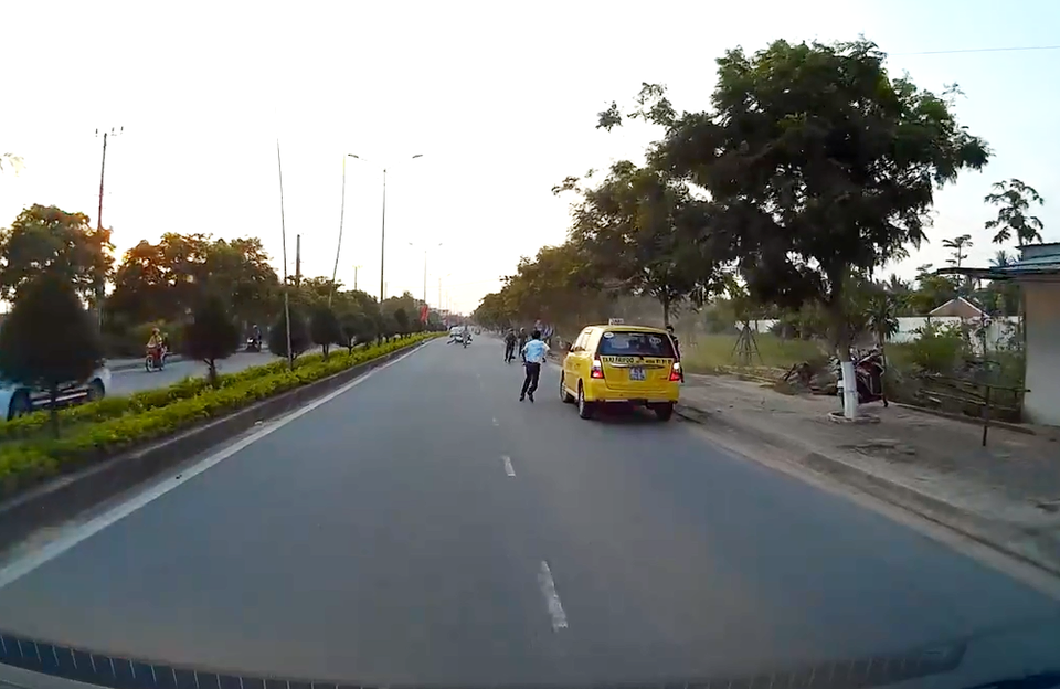 Công an truy đuổi, bắt cướp như trong phim hành động - 1
Cảnh Công an truy đuổi và bắt sống nghi can Toàn trên tuyến đường ven biển Đà Nẵng – Hội An (Ảnh cắt từ clip)