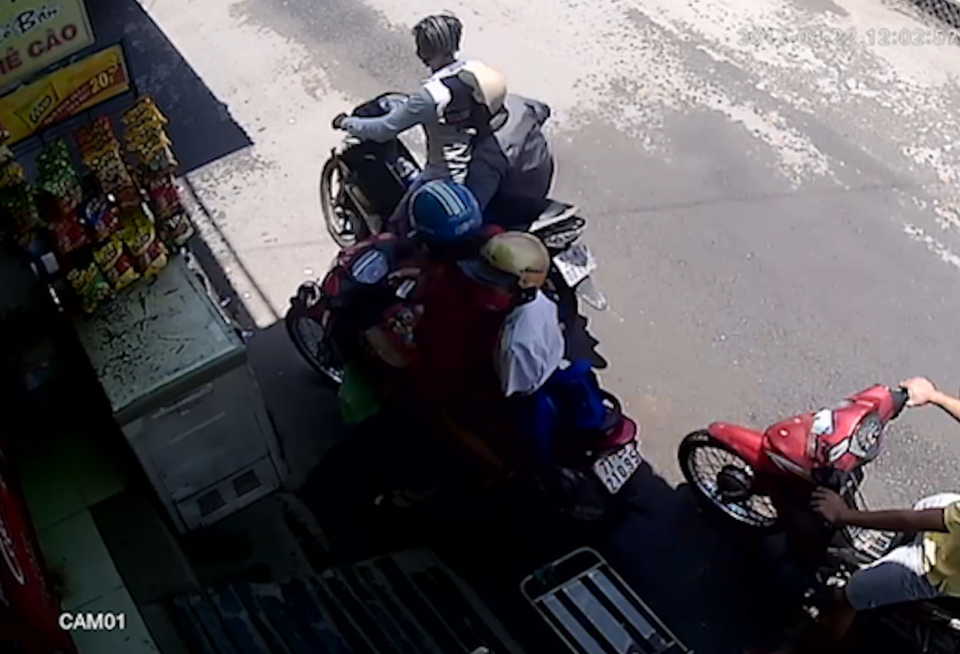 Camera ghi nhận liên tiếp xảy ra 2 vụ cướp tại cùng một địa điểm - 4 Hình ảnh 2 tên cướp điện thoại của chị Lê Thị Trúc Huyền tại ngay tiệm tạp hoá này trưa 22/4