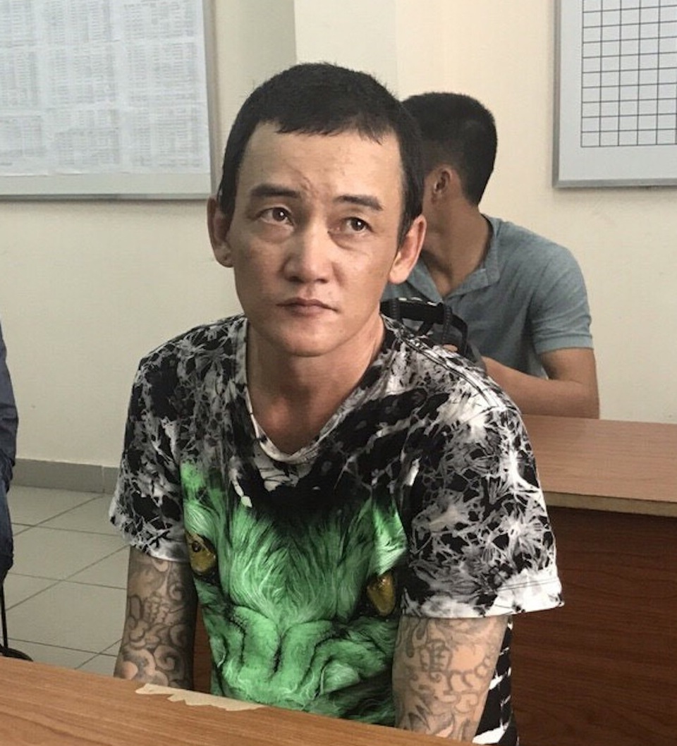 Người dân hợp lực vây bắt tên cướp dây chuyền trên phố - 2 Nguyễn Văn Lượm tại cơ quan công an