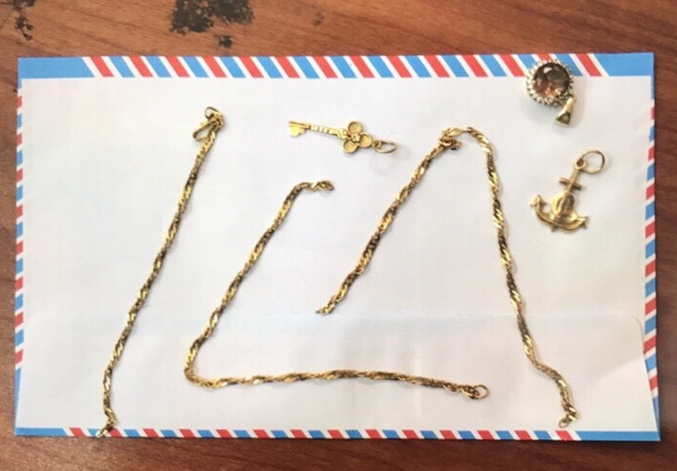 Người dân hợp lực vây bắt tên cướp dây chuyền trên phố - 3 Tang vật công an thu giữ