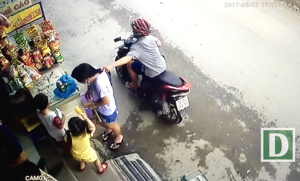 Camera ghi nhận liên tiếp xảy ra 2 vụ cướp tại cùng một địa điểm - 3 Camera ghi nhận rất rõ biển số xe mà tên cướp sử dụng lúc gây án