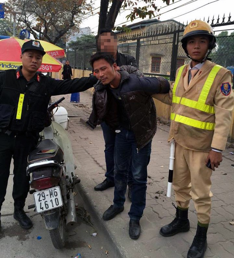 Thiếu nữ xinh đẹp bất ngờ được nhận lại điện thoại vừa bị cướp - 1 Vừa cướp giật thành công, Nguyễn Trần Chiến đụng ngay 141.