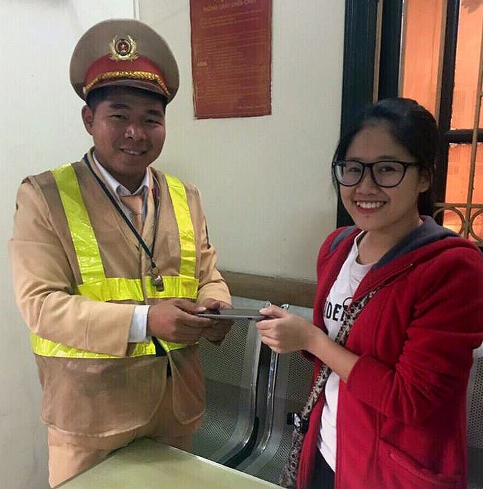 Thiếu nữ xinh đẹp bất ngờ được nhận lại điện thoại vừa bị cướp - 2 Chị Loan vô cùng bất ngờ và vui mừng khi nhận lại chiếc điện thoại vừa bị cướp giật.