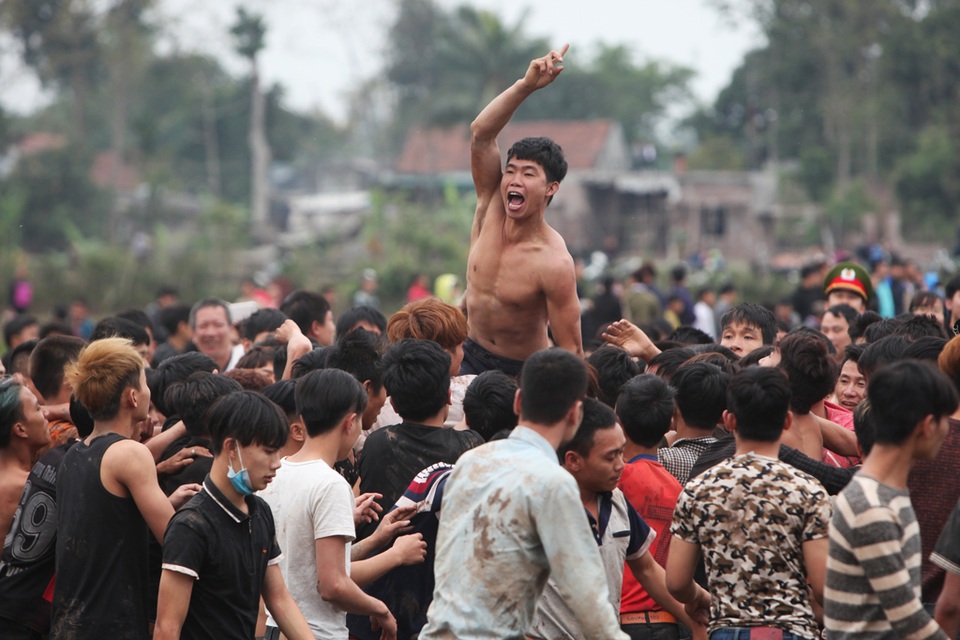 Hàng nghìn trai làng vượt rào lao vào cướp phết ở Hiền Quan - 6 Hàng nghìn thanh niên trai tráng lao vào cướp phết, làm náo nhiệt cả một vùng quê vốn nổi tiếng yên bình.