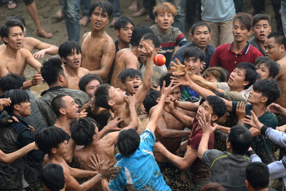 Yêu cầu Bộ Văn hóa báo cáo về tình trạng sử dụng xe công đi lễ hội - 1 Hình ảnh trai làng tranh dành, cướp phết ở lễ hội cướp phết cũng cần phải có sự chấn chỉnh. Ảnh cắt từ clip.