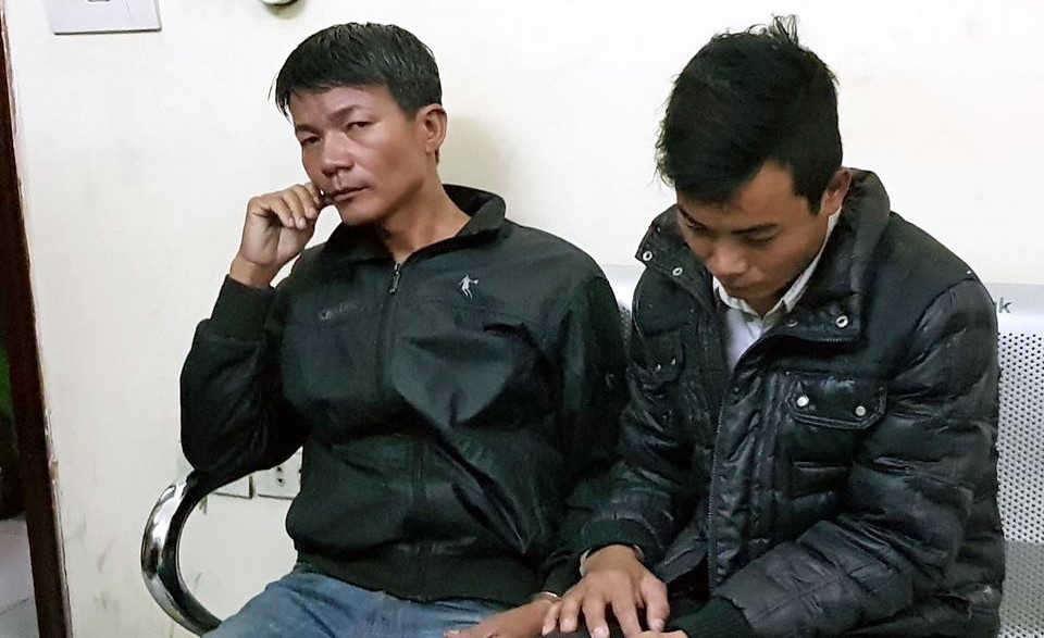 Hà Nội: CSGT chạy bộ gần 1km, quật ngã 2 tên cướp manh động - 2 Hai đối tượng Đức và Thành tại trụ sở công an.