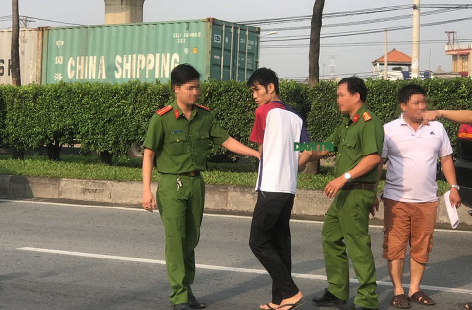Tên cướp siết cổ tài xế taxi khi xe đang chạy trên xa lộ Hà Nội - 1
Lực lượng Công an dẫn giải nghi can Duy (áo thun trắng đỏ) ra lại XLHN để thực nghiệm hiện trường.