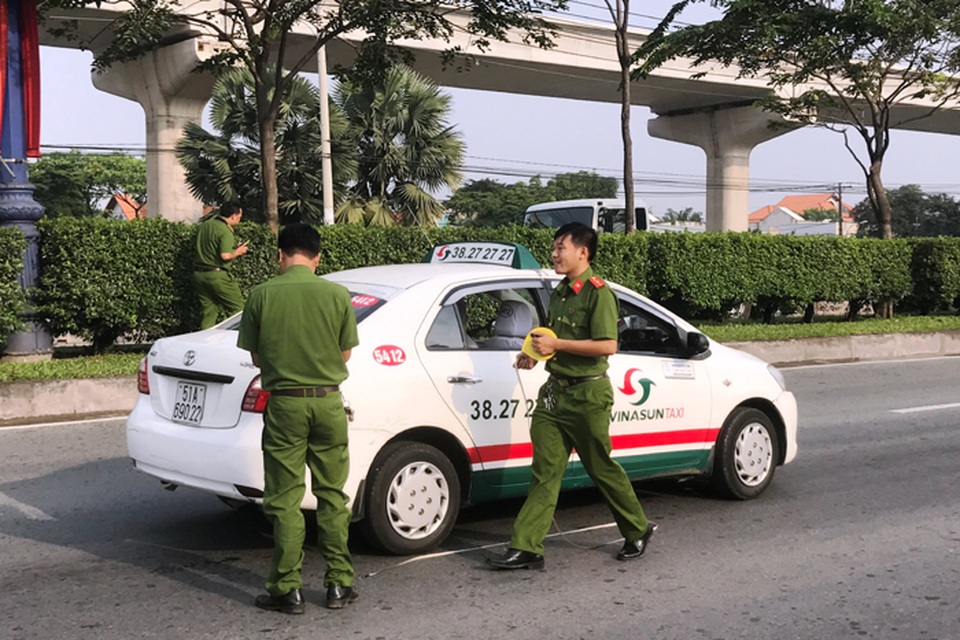 Tên cướp siết cổ tài xế taxi khi xe đang chạy trên xa lộ Hà Nội - 3 Vụ cướp xảy ra ngay khi tài xế taxi đang điều khiển xe trên XLHN.