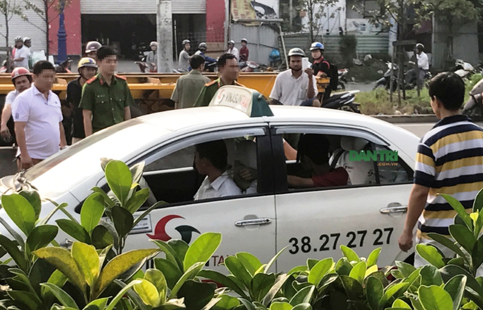Tên cướp siết cổ tài xế taxi khi xe đang chạy trên xa lộ Hà Nội - 4 Hình ảnh Công an dựng lại hiện trường vụ cướp.