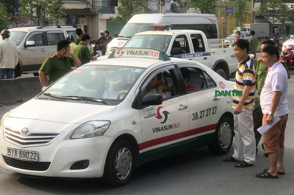 Tên cướp siết cổ tài xế taxi khi xe đang chạy trên xa lộ Hà Nội - 5 Tên cướp siết cổ tài xế taxi khi xe đang chạy trên xa lộ Hà Nội - 5