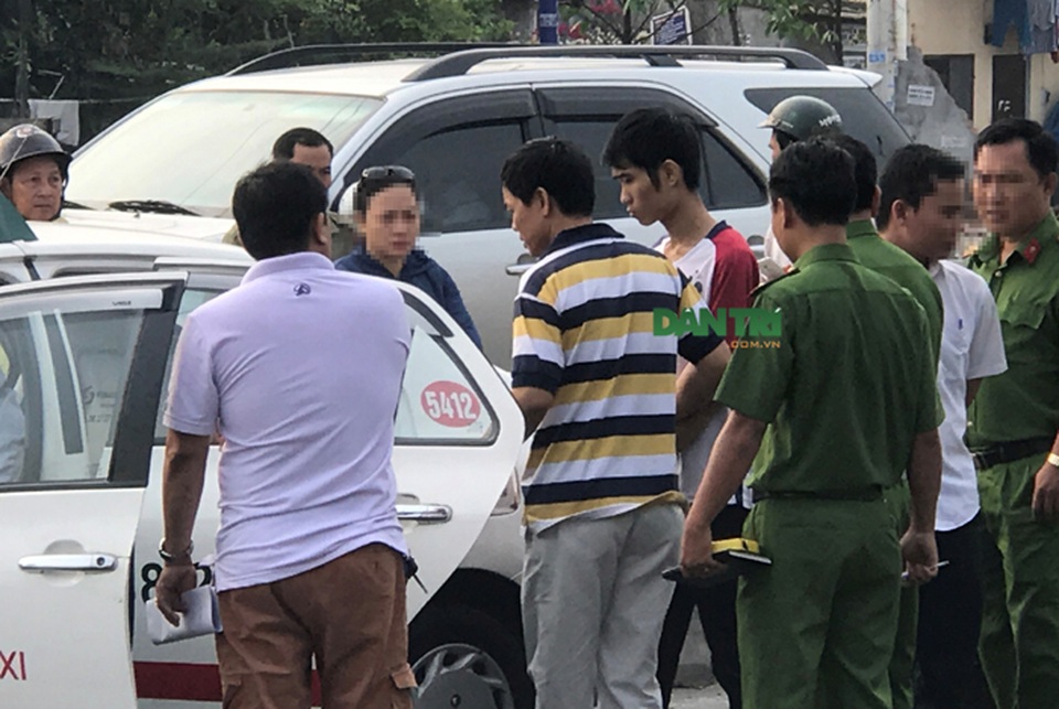 Tên cướp siết cổ tài xế taxi khi xe đang chạy trên xa lộ Hà Nội - 6 Tên cướp siết cổ tài xế taxi khi xe đang chạy trên xa lộ Hà Nội - 6